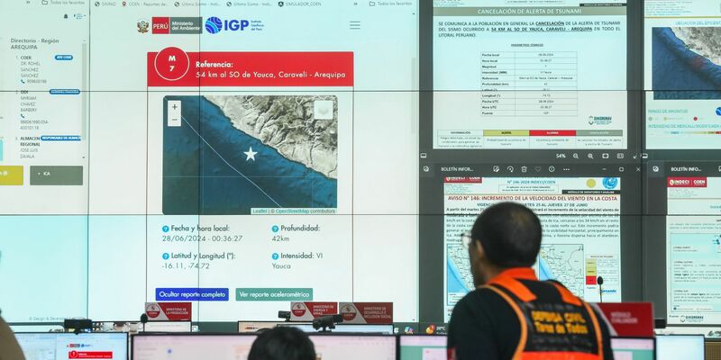 Mitarbeiter des peruanischen Zivilschutzes verolgen das starke Erdbeben auf Monitoren. - Foto: Olea/Presidencia Peru/dpa