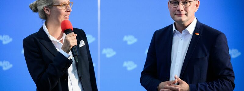 Alice Weidel (l), Bundesvorsitzende der AfD, und Tino Chrupalla, Bundesvorsitzender der AfD, begrüßen die Gäste beim Presseempfang am Abend vor dem Bundesparteitag der AfD in der Grugahalle in Essen. - Foto: Bernd von Jutrczenka/dpa