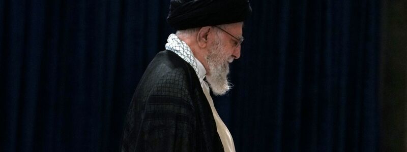Der iranische Oberste Führer Ayatollah Ali Khamenei verlässt das Gebäude nach der Stimmabgabe während der Präsidentschaftswahlen. - Foto: Vahid Salemi/AP/dpa