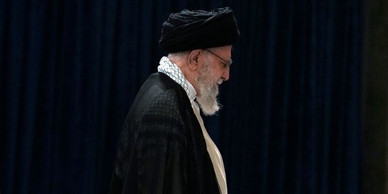Der iranische Oberste Führer Ayatollah Ali Khamenei verlässt das Gebäude nach der Stimmabgabe während der Präsidentschaftswahlen. - Foto: Vahid Salemi/AP/dpa