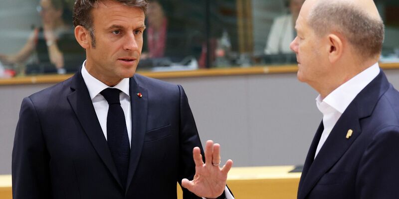 Emmanuel Macron (l), Präsident von Frankreich, spricht mit Bundeskanzler Olaf Scholz. - Foto: Geert Vanden Wijngaert/AP/dpa