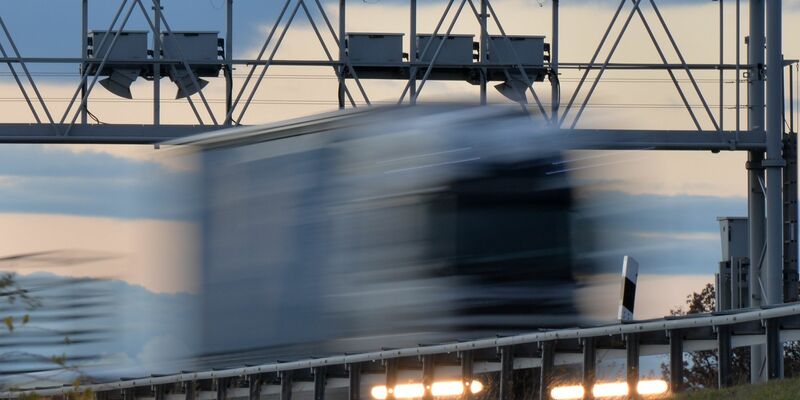 Die Lkw-Maut wird ausgeweitet. - Foto: Marc Tirl/dpa-Zentralbild/dpa