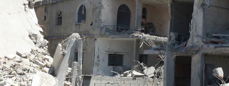 Gebäude in Chiyam (Libanon), die durch einen israelischen Luftangriff zerstört wurden. - Foto: Taher Abu Hamdan/XinHua/dpa