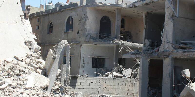 Gebäude wurden im Süden Libanons durch einen israelischen Luftangriff zerstört. - Foto: Taher Abu Hamdan/XinHua/dpa