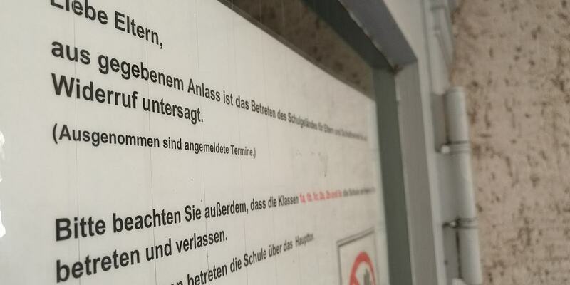 Schule mit Corona-Hinweis (Archiv) - Foto: über dts Nachrichtenagentur