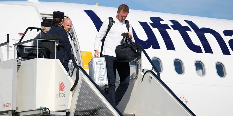 Bundestrainer Julian Nagelsmann steigt aus der Maschine mit der deutschen Mannschaft. - Foto: Bernd Thissen/dpa