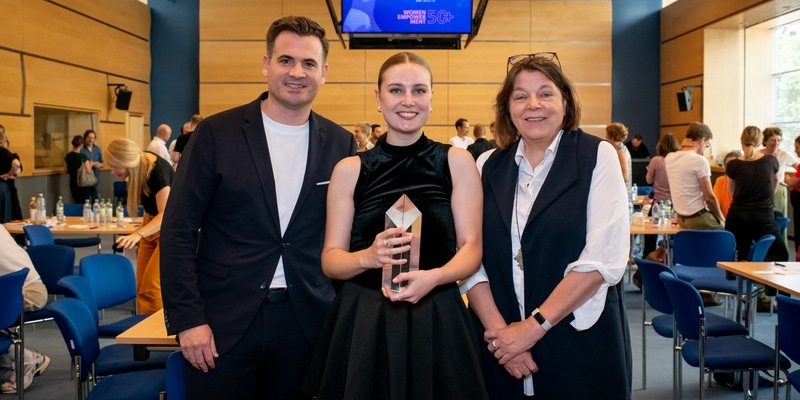 IMPULS PREIS 2024: Emma Weß von der Filmuniversität Babelsberg Konrad Wolf zum 10-jährigen Jubiläum des ARD-Degeto-Film-Nachwuchspreises ausgezeichnet - Foto: presseportal.de