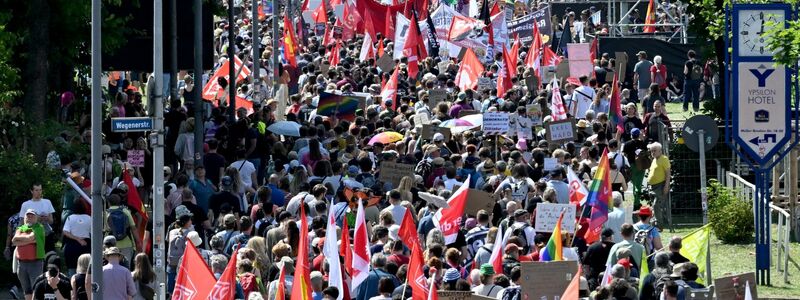 Ein Demonstrationszug gegen den AfD-Bundesparteitag zieht zur Grugahalle. - Foto: Henning Kaiser/dpa