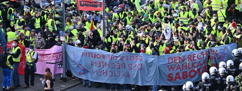 Bis zu 100.000 Demonstranten aus ganz Deutschland und dem Ausland wollten nach Essen kommen. - Foto: Henning Kaiser/düa/dpa