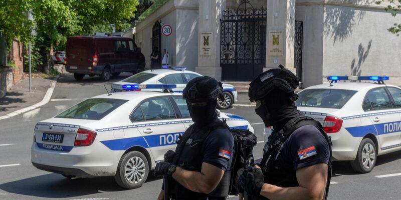 Polizisten sperren in Belgrad den Verkehr an einer Kreuzung in der Nähe der israelischen Botschaft. - Foto: Marko Drobnjakovic/AP/dpa