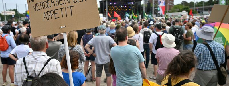 «Nazis in Essen Verderben den Appetit»: Schild einer Demonstrationsteilnehmerin. - Foto: Henning Kaiser/dpa