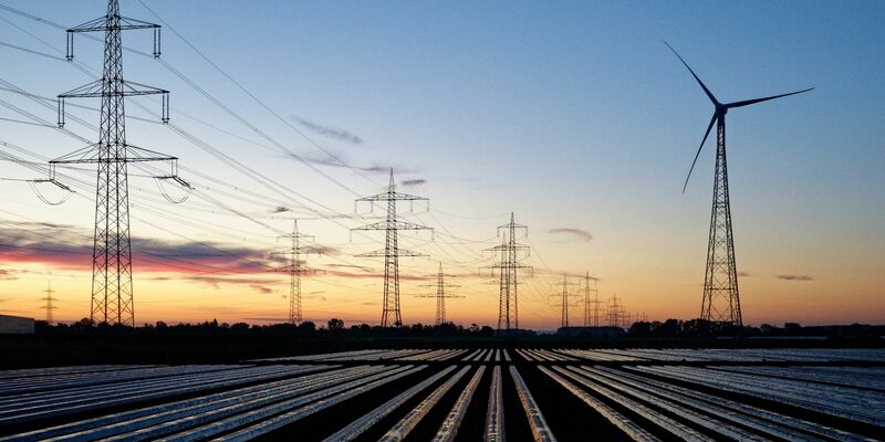 Die Ampel-Koalition will das Bundesbedarfsplangesetz ändern. Hauptziel ist, den Strom, der im Norden Deutschlands produziert wird, künftig schneller in den Süden und Westen des Landes transportieren zu können. - Foto: Henning Kaiser/dpa