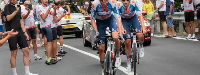 Der Franzose Romain Bardet (l) setzte sich vor seinem niederländischen Teamkollegen Frank van den Broek durch. - Foto: Jerome Delay/AP/dpa