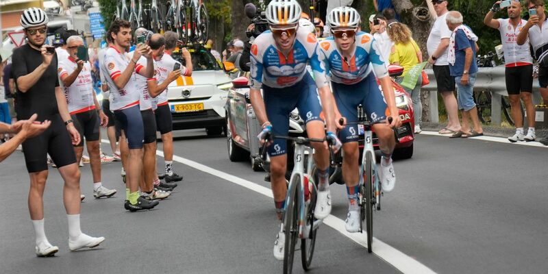 Der Franzose Romain Bardet (l) setzte sich vor seinem niederländischen Teamkollegen Frank van den Broek durch. - Foto: Jerome Delay/AP/dpa