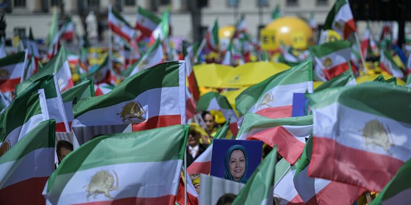 Mehrere Tausend Menschen demonstrieren in Berlin gegen die klerikale Führung im Iran. - Foto: Hannes P. Albert/dpa