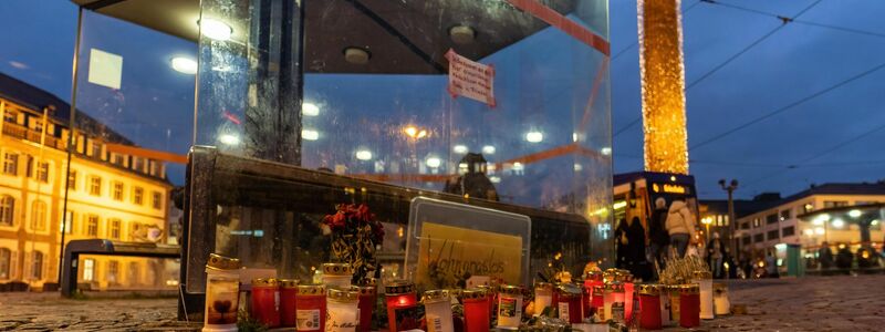 Kerzen und Blumen im November 2023 in Darmstadt zur Erinnerung an einen Obdachlosen, der dort wenige Tage zuvor getötet worden war. - Foto: Marc Wickel/dpa