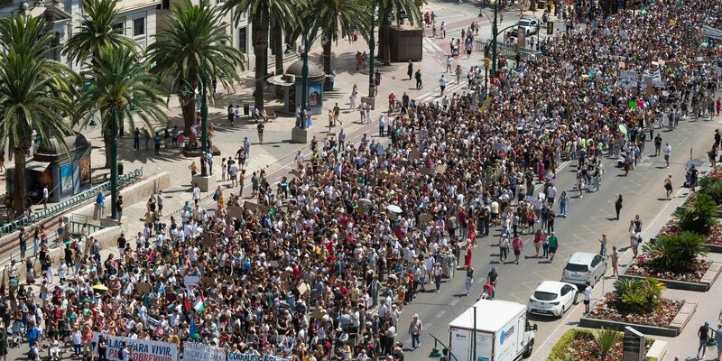 Tausende Menschen demonstrieren in Málaga gegen Massentourismus und hohe Mieten. - Foto: Jesus Merida/SOPA Images via ZUMA Press Wire/dpa