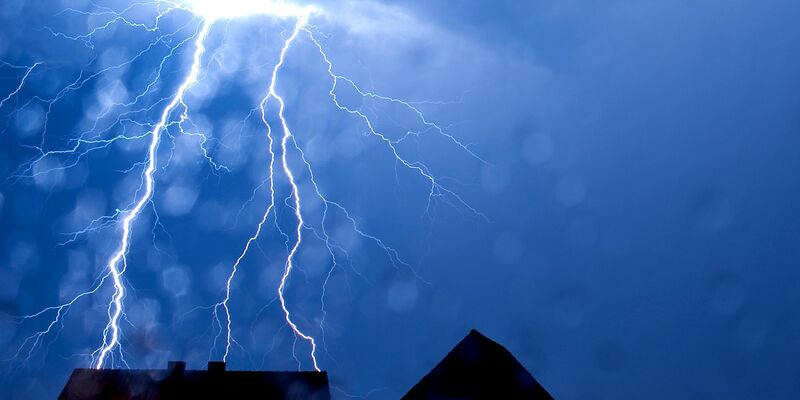 Ein Blitz schlägt ein in Nordrhein-Westfalen. - Foto: Thomas Rensinghoff/dpa