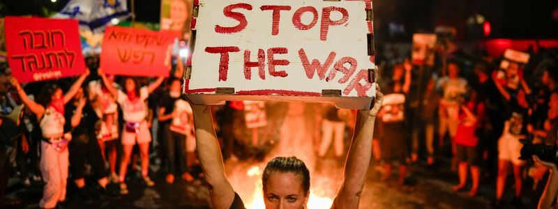 Bei einer Demonstration in Israel haben nach Angaben der Organisatoren Hunderttausende Menschen ein Ende des Gaza-Krieges und die Freilassung der Geiseln gefordert.  - Foto: Ohad Zwigenberg/AP/dpa