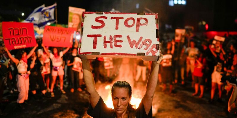 Menschen protestieren gegen die Regierung des israelischen Premierministers Netanjahu und fordern die Freilassung von Geiseln, die im Gazastreifen von der palästinensischen Hamas festgehalten werden. - Foto: Ohad Zwigenberg/AP/dpa