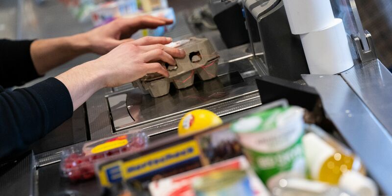 In Frankreich müssen Lebensmitteleinzelhändler Mogelpackungen nun durch einen Hinweis am Regal kennzeichnen. - Foto: Sven Hoppe/dpa