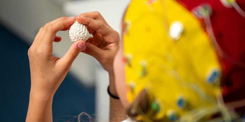 Gedankenlesen mit einem EEG ist laut Experten bislang nur begrenzt möglich.  - Foto: Jacob Schröter/dpa