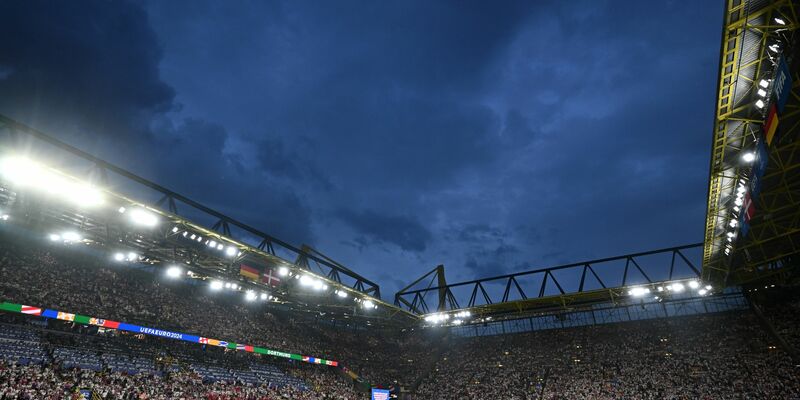 Blicke nach oben: Der Anpfiff zur zweiten Hälfte verzögerte sich wegen der Kletteraktion. - Foto: Bernd Thissen/dpa