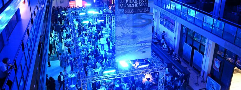 Gäste feiern nach der Eröffnungsgala in der Isarphilharmonie im Rahmen des Filmfests München. - Foto: Felix Hörhager/dpa