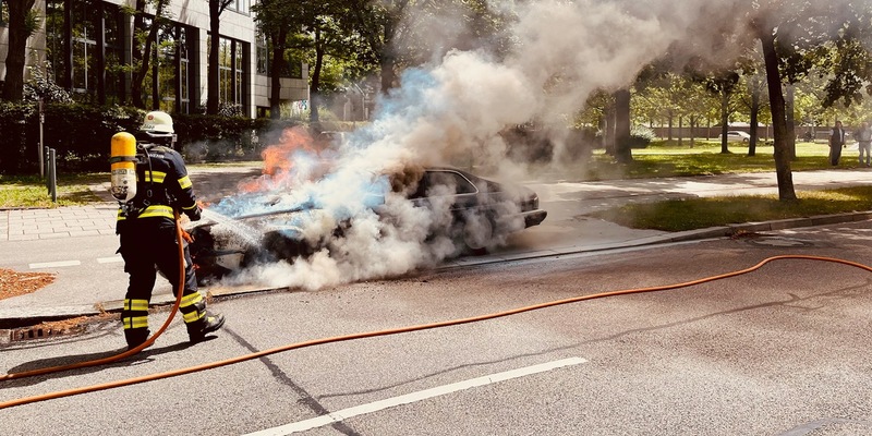 FW-M: Jaguar durch Feuer zerstört (Sendling-Westpark) - Foto: presseportal.de