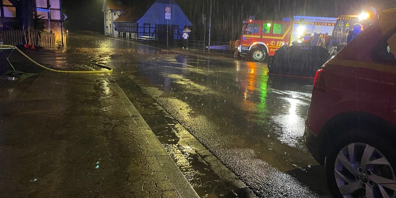 FF Bad Salzuflen: Starkregen beschädigt Gebäude und überflutet Straßen in Wüsten / Feuerwehr ist mit 130 Einsatzkräften im Dauereinsatz - Foto: presseportal.de