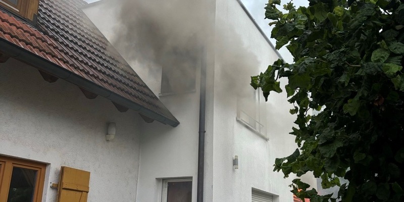 FW-OG: Anbau eines Wohnhauses ausgebrannt, ein Feuerwehrmann leicht verletzt. - Foto: presseportal.de
