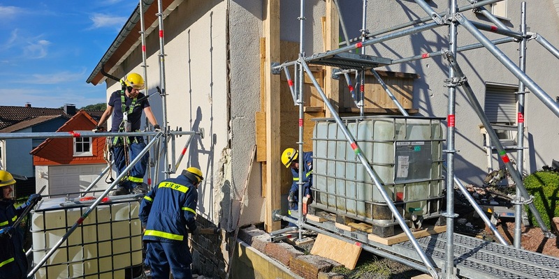 FW-AR: Transporter fährt in Wohngebäude - Foto: presseportal.de