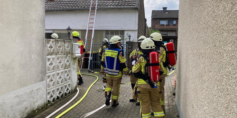 FW Rheurdt: Feuerwehr löscht Küchenbrand im Rheurdter Ortskern - vier Leichtverletzte - Foto: presseportal.de