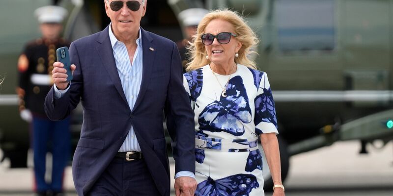 Familienreise nach Camp David: Von einem Verzicht auf die Präsidentschaftskandidatur wollen die Bidens nichts wissen. - Foto: Evan Vucci/AP/dpa