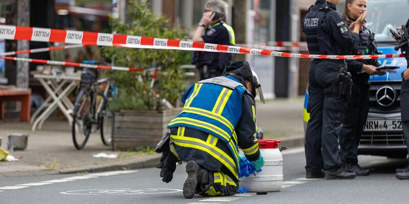 Polizeieinsatz vor dem Bochumer Café, in dem es zu dem Säureangriff kam. Der mutmaßliche Täter wurde kurz nach der Attacke in der Nähe festgenommen. - Foto: Justin Brosch/dpa