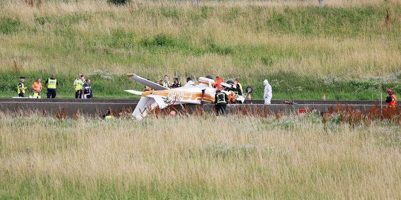Polizisten und Rettungskräfte stehen an der Absturzstelle der Cessna bei Collégien. - Foto: Olympia De Maismont/AFP/dpa
