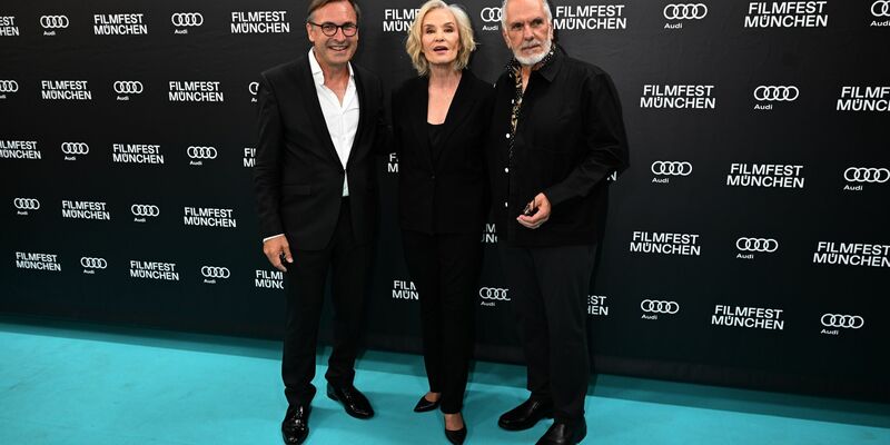 Jessica Lange posiert in München mit Thomas Linsmayer (l), dem Geschäftsführer des Deutschen Theaters, und Filmregisseur Michael Cristofer für die Fotografen. - Foto: Felix Hörhager/dpa