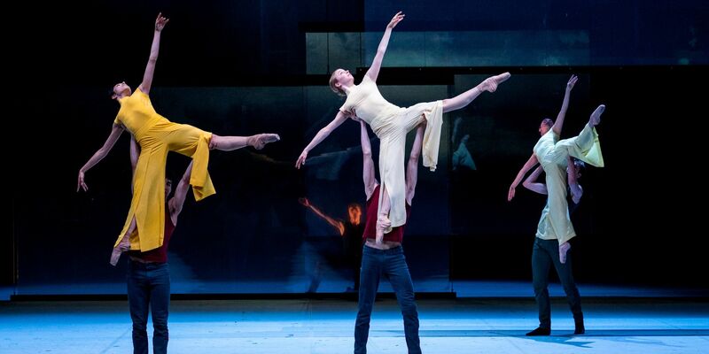 Balletttänzer Tänzerinnen und Tänzer führen in der Hamburger Staatsoper das Stück «Epilog» von John Neumeier auf. - Foto: Daniel Bockwoldt/dpa/Daniel Bockwoldt