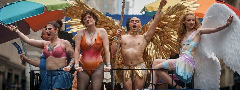 Ausgefallene Ganzkörperkostüme erhalten auf der Pride Parade in New York viel Zuspruch. - Foto: Andres Kudacki/AP/dpa