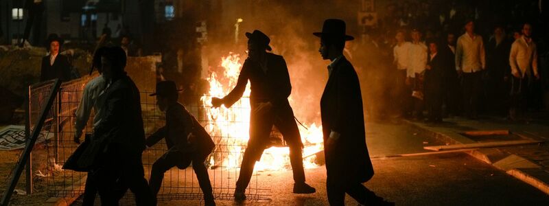 Ausschreitungen in Jerusalem: Das Gerichtsurteil zur Wehrpflicht sorgt für Wut bei Orthodoxen.  - Foto: Ohad Zwigenberg/AP/dpa