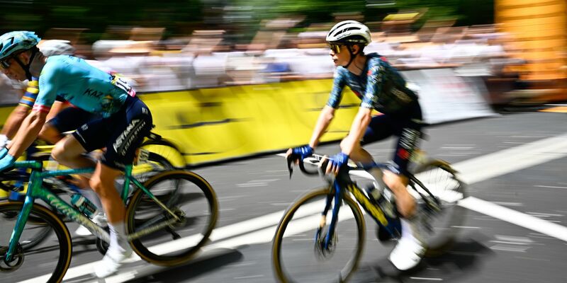 Mark Cavendish bejubelt seinen Etappensieg. - Foto: Jasper Jacobs/Belga/dpa