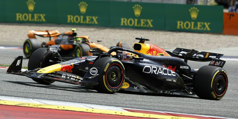 Aufräumarbeiten am Red-Bull-Ring. - Foto: Erwin Scheriau/APA/dpa