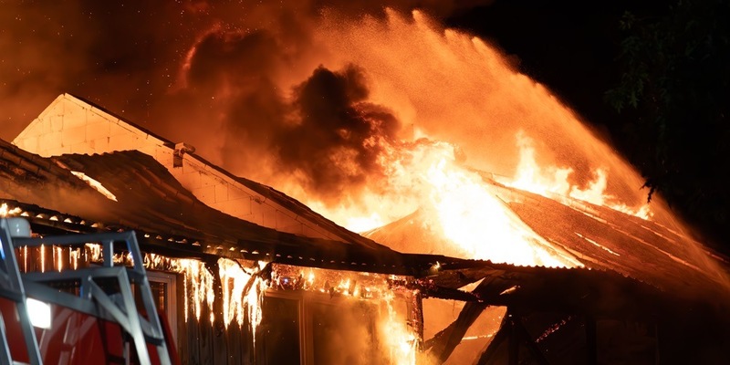 FW-SE: Wohngebäude durch Feuer komplett zerstört - Foto: presseportal.de