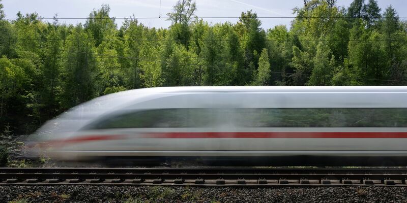 Alle Unternehmen, die die Infrastruktur der Bahn nutzen, müssen die sogenannte Schienenmaut zahlen, auch die Verkehrsunternehmen der Bahn selbst. (Archivbild)  - Foto: Boris Roessler/dpa