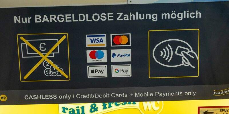 Noch die große Ausnahme: Bargeld ist zwar auf dem Rückzug, wird aber fast überall akzeptiert. - Foto: Peter Kneffel/dpa