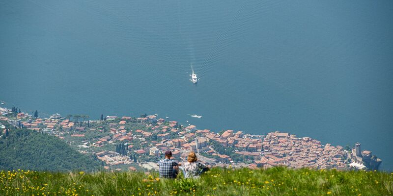 Die Strecke rund um den Gardasee in Oberitalien ist bei Radfahrern beliebt. (Archivbild) - Foto: Daniel Reinhardt/dpa