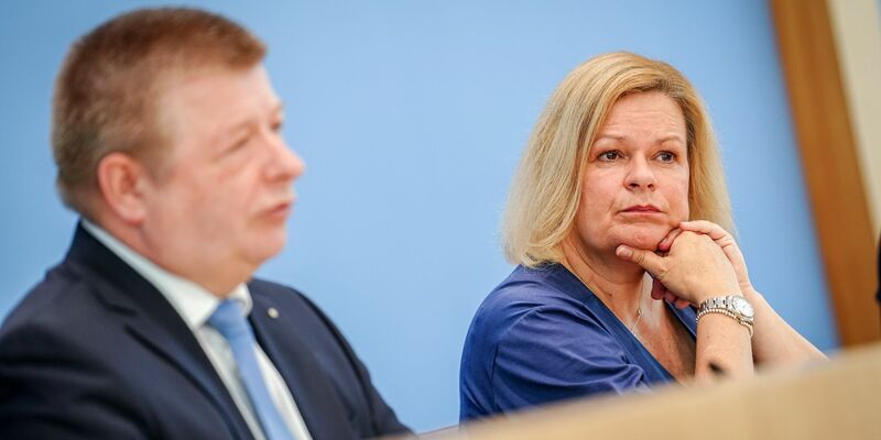 Bundesinnenministerin Faeser und Verfassungsschutz-Präsident Haldenwang - Foto: Kay Nietfeld/dpa