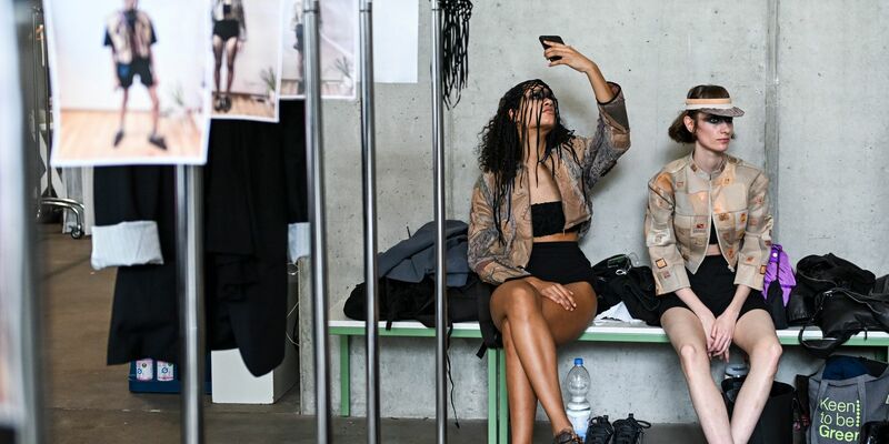 Der ukrainische Designer Mitya Hontarenko zeigt mit seiner Streetwear-Marke PLNGNS recycelte Kleidung - unter anderem Westen oder Tops aus Mustern alter Turnschuhe. - Foto: Jens Kalaene/dpa