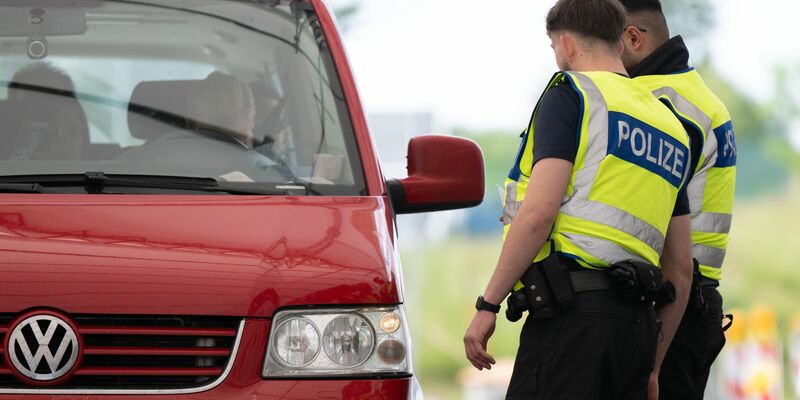 Bundespolizisten haben an den Außengrenzen zu Bayern mehr als 30 mutmaßlich gewaltbereiten Fußballfans die Einreise verweigert. - Foto: Sebastian Kahnert/dpa
