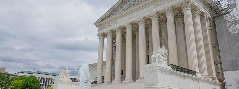 Der Supreme Court gibt seine Entscheidung bekannt. - Foto: Mariam Zuhaib/AP/dpa